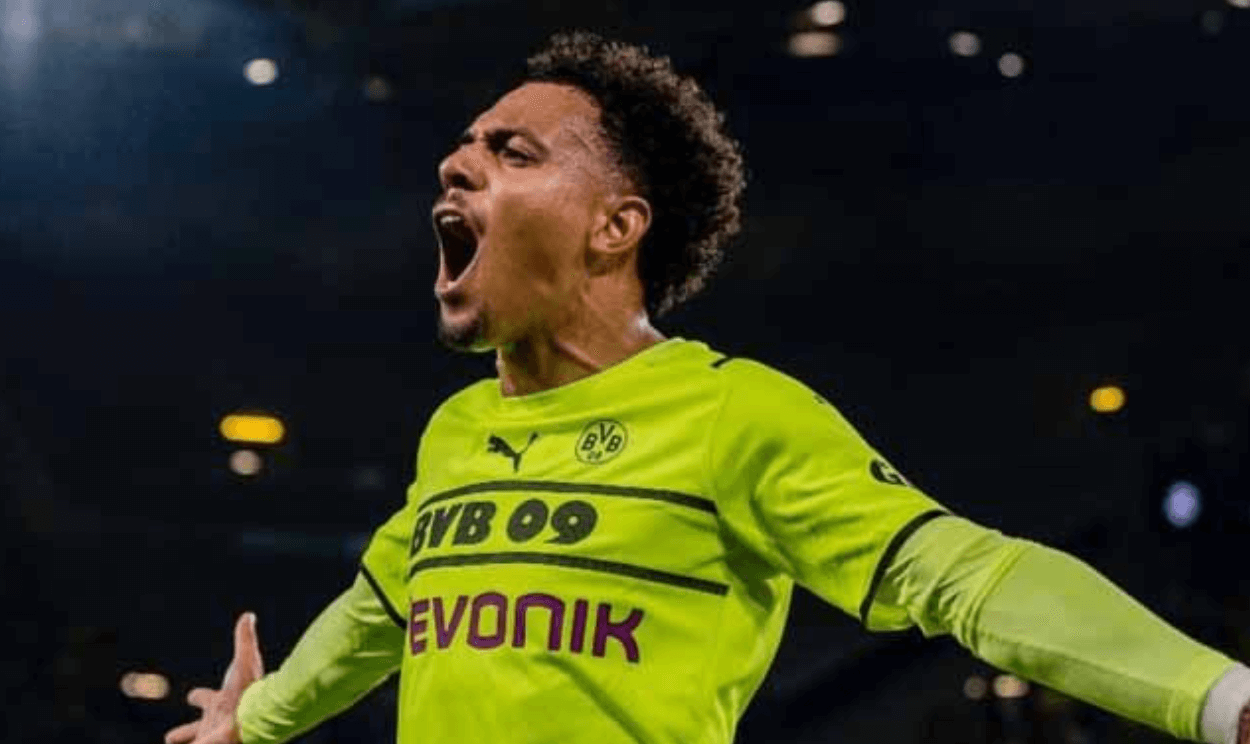Malen's Agency Switch Signals Possible Liverpool Move
