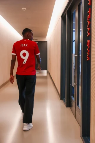 Slot explains cautious approach to Isak’s Liverpool integration