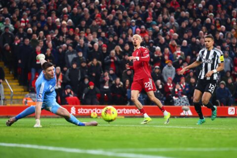 Wayne Rooney claims Alexander Isak should be 'worried' about this Liverpool star